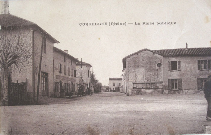 69-Corcelles-en-Beauj-place-publique-1920.jpg