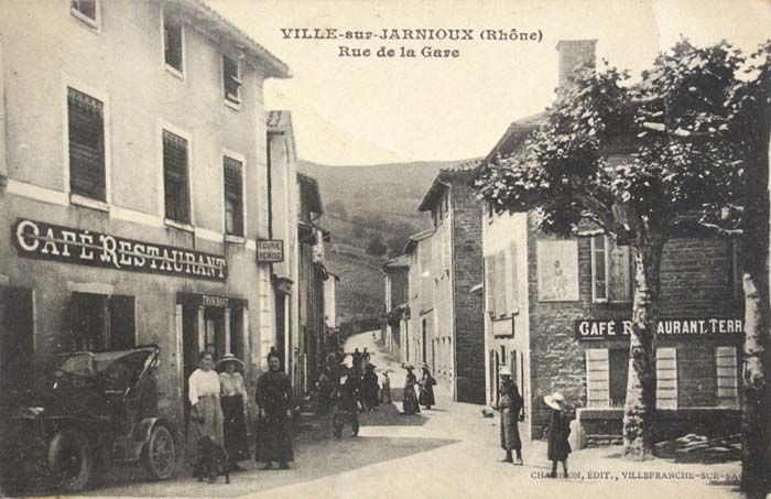 69-Ville-sur-Jarnioux-rue-de-la-gare.jpg